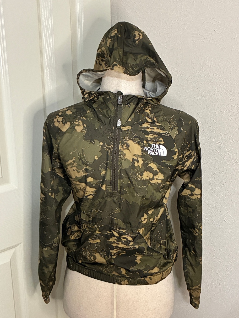 The North Face Youth Camo Hooded Shell Jacket Size 10/12 (M) Lightweight
